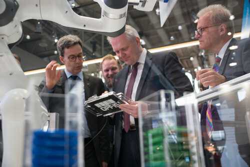 Minister Thümler verfolgt die Augmented-Reality-Anwendung auf dem Tablet