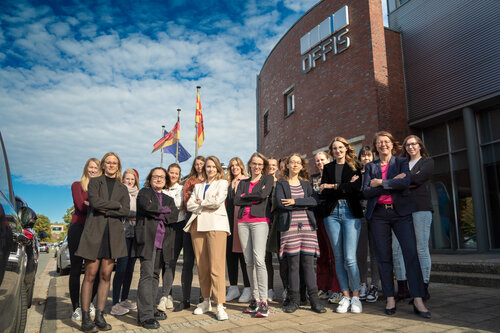 Eine Gruppe von Wissenschaftlerinnen steht vor dem OFFIS Bürogebäude