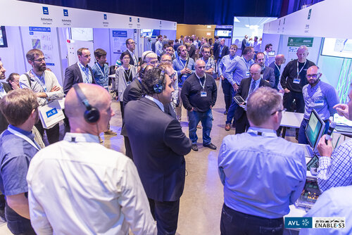 Reviewer an einem der vielen Use Case Stände