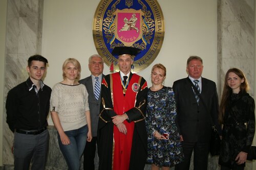 Prof. Dr.-Ing. Dr. h.c. Thomas Luhmann (mittig) freut sich mit Vertreterinnen und Vertretern der KNUCA über die Verleihung der Ehrendoktorwürde. (Foto: KNUCA)