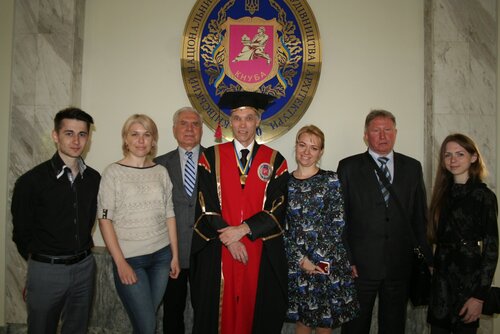 Prof. Dr.-Ing. Dr. h.c. Thomas Luhmann (mittig) freut sich mit Vertreterinnen und Vertretern der KNUCA über die Verleihung der Ehrendoktorwürde. (Foto: KNUCA)